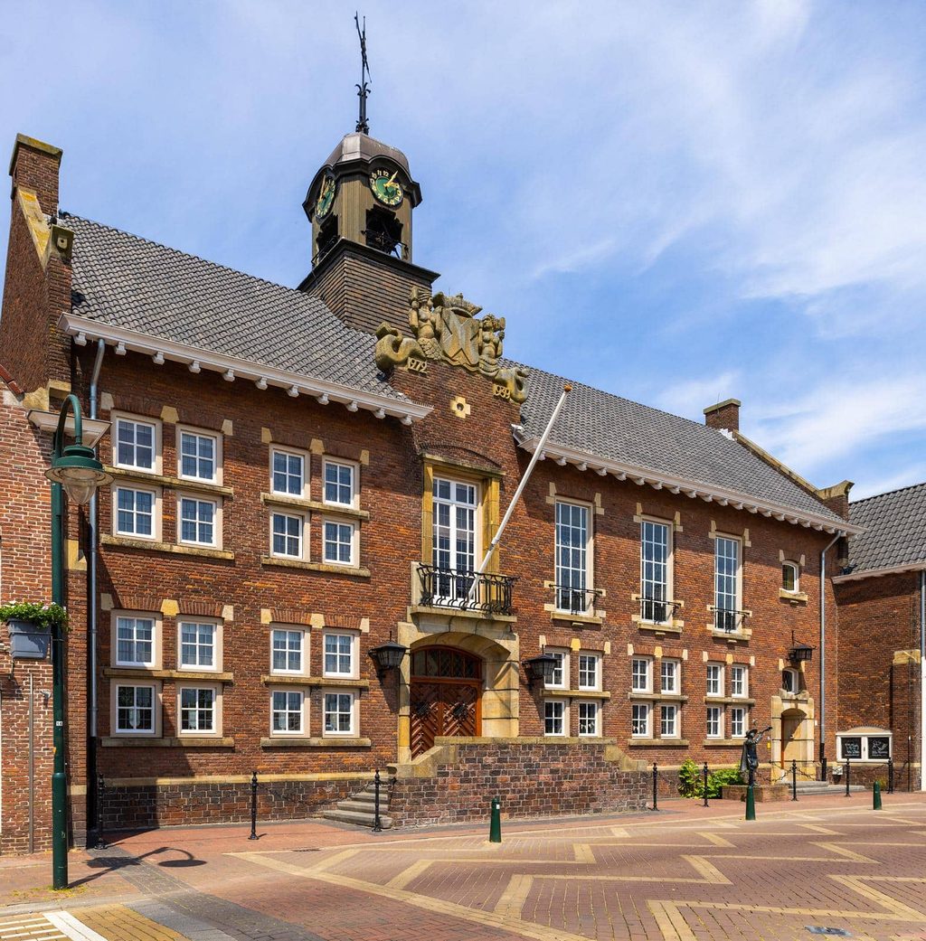 Het Oude Stadhuis van Steenbergen: bakstenen gevel met natuurstenen omlijstingen, een klokkentorentje en een bordes