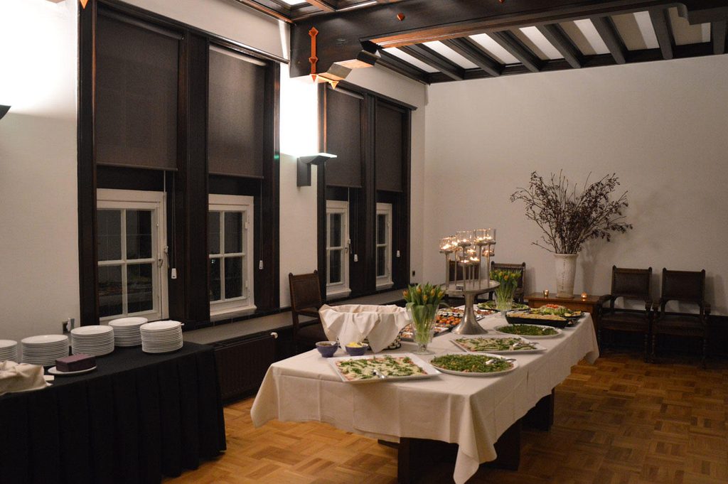 De B&W-kamer, gedekt met een buffet